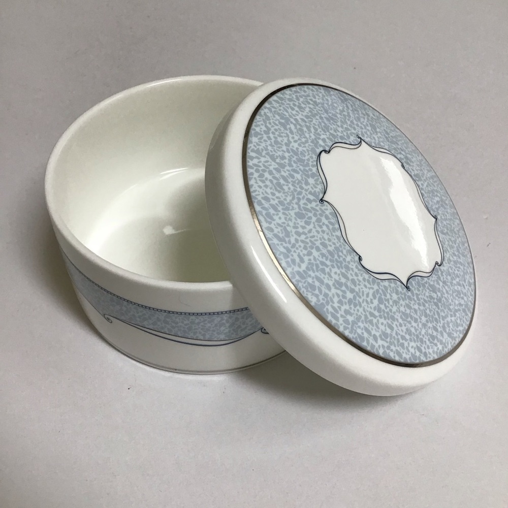 Wedgwood Porcelain Powder Box VENICE Trinket Jewelry Signed Vanity Boudoir Round - Picture 3 of 16
